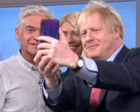 Boris Johnson maakt selfie met Huawei-smartphone kort na toespelingen op verbod