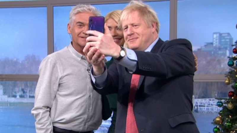 Boris Johnson maakt selfie met Huawei-smartphone