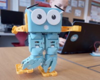 Dansende robot Marty leert kinderen programmeren (video)